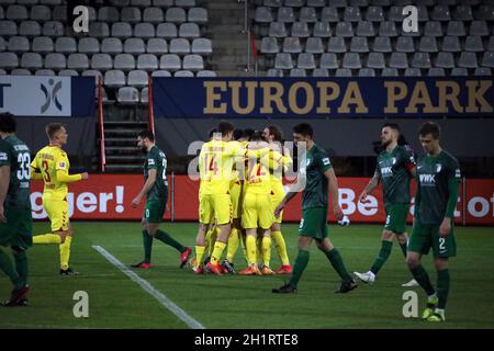 Die Freiburger Spieler jubeln den 1:0 Führungsstreffer von Roland Sallai (Freiburg), die Augsburger Akteure schleuchen enttarnt von dannen im Spiel Stockfoto