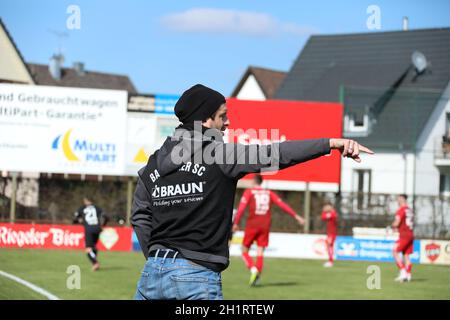 Trainer Dennis Bührer (Bahlinger SC) an der Seitenlinie im Spiel der Fussball-RL SW 20-21: 28. Sptg: Bahlinger SC - SSV Ulm Stockfoto