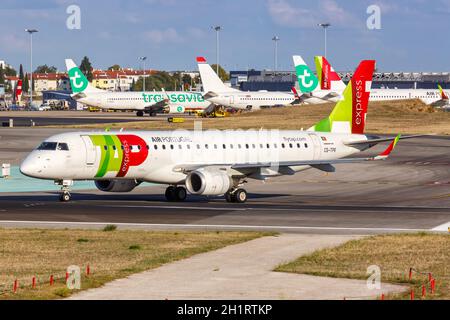 Lissabon, Portugal - 22. September 2021: TAP Portugal Express Embraer 190 Flugzeug am Flughafen Lissabon (LIS) in Portugal. Stockfoto