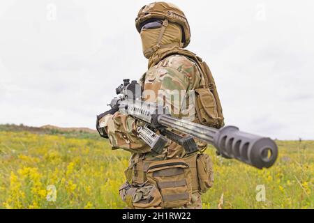 Special Forces Soldat im grünen Feld mit Scharfschütze Gewehr Stockfoto