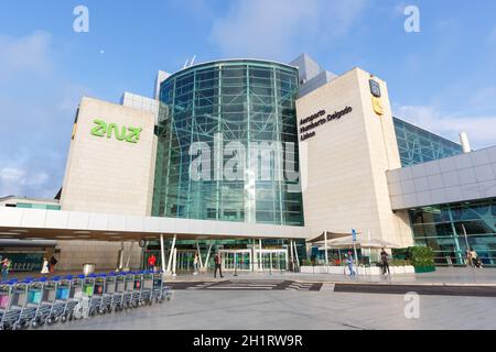 Lissabon, Portugal - 25. September 2021: Terminal des Flughafens Lissabon (LIS) in Portugal. Stockfoto