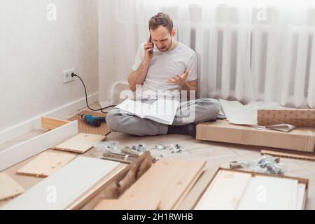 Der Mann beschwert sich wütend über die Qualität des Service über das Telefon, wegen Problemen mit neuen Möbeln. Schlechte Qualität der Dienstleistungen Stockfoto