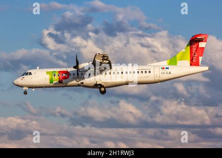 Lissabon, Portugal - 22. September 2021: TAP Portugal Express ATR 72-600 Flugzeug am Flughafen Lissabon (LIS) in Portugal. Stockfoto