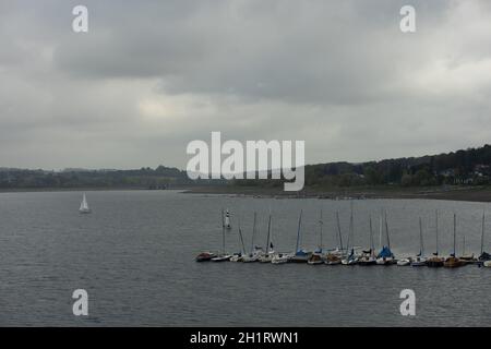 Blick vom deutschen See Moehnesee im Herbst Stockfoto