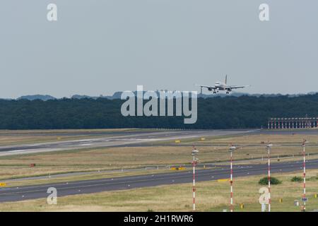 DÜSSELDORF, NRW, DEUTSCHLAND - 18. JUNI 2019: Eurowing-Flugzeug landet auf dem internationalen Flughafen Düsseldorf Stockfoto