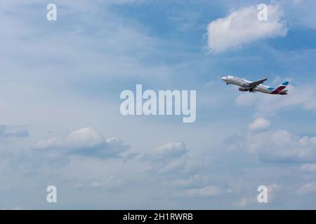 DÜSSELDORF, NRW, DEUTSCHLAND - 18. JUNI 2019: Eurowing-Flugzeug hebt vom internationalen Flughafen Düsseldorf ab Stockfoto