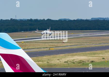 DÜSSELDORF, NRW, DEUTSCHLAND - 18. JUNI 2019: Eurowing-Flugzeug landet auf dem internationalen Flughafen Düsseldorf Stockfoto