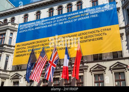 Berlin, Deutschland - 28. Mai 2017: Flaggen der Ukraine, NATO, USA, Großbritannien, Frankreich, UdSSR an der Wand des Hauses bin Checkpoint Charlie Museum ein Stockfoto