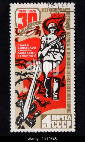 UdSSR - UM 1975: Jahrgangsmarke zum Zweiten Weltkrieg. Sowjetische Marke, die dem 30. Jahrestag des Sieges des sowjetischen Volkes in der gewidmet ist Stockfoto