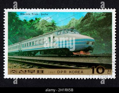 DPR Korea - UM 1987: Koreanische Marke für den Eisenbahnverkehr. Geschichte des elektrischen Zuges in Korea. Elektrozug Juche im Jahr 1987. Bahntranspo Stockfoto