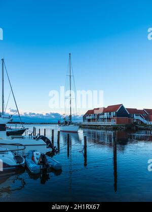 Aussicht auf den Hafen von klintholm Havn in Dänemark. Stockfoto