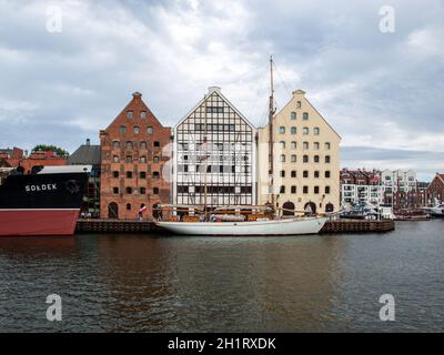 Danzig, Polen - 9. September 2020: Das Nationale Schifffahrtsmuseum in restaurierten mittelalterlichen Getreidespeicher auf der Insel Ołowianka Stockfoto