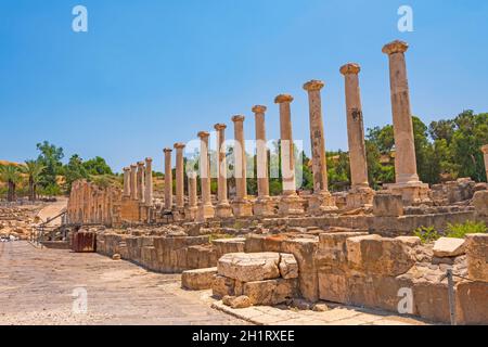 Römische Säulen unter den Ruinen im Beit She'an Nationalpark In Israel Stockfoto