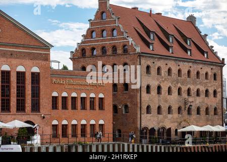 Gdansk, Polen - 9. September 2020: Das polnische Baltic F. Chopin Philharmonic in Gdańsk ist ein Konzertsaal auf der Insel Olowianka am Fluss Motlawa. Stockfoto