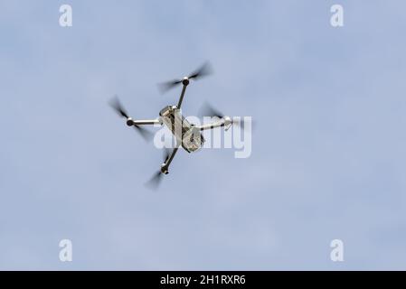 Kiew, Ukraine - 29. April 2017: Drone Quadrocopter DJI Mavic Pro Flug vor dem Hintergrund des Himmels. Sicheres Werkzeug für Luftbild und Video. Stockfoto