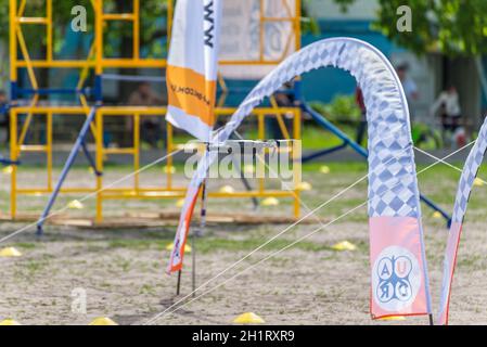 Kiew, Ukraine - 29. April 2017: Drohne fliegt durch die Racing-Tore während der ersten Drohne Festival in Kiew, Ukraine. Stockfoto