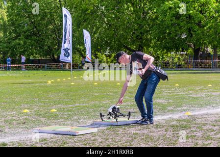 Kiew, Ukraine - 29. April 2017: Drohnenpilot bereitet sich auf den Start während des ersten Drohnenfestivals in Kiew, Ukraine, vor. Stockfoto