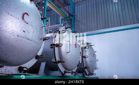 Hochdruck-Verarbeitung oder Hochhydrostatik-Druckmaschine für Lebensmittel. Metalltank in der Lebensmittelfabrik. Lebensmittelkonservierung von pasteur Stockfoto