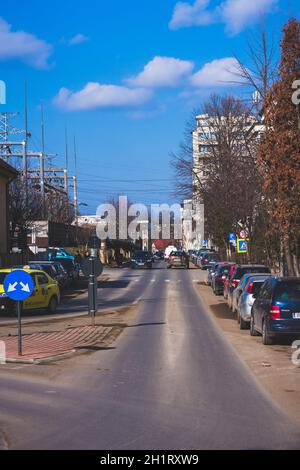 Iasi - Rumänien - 13. März 2021: Straße mit Autos während des Tages Stockfoto