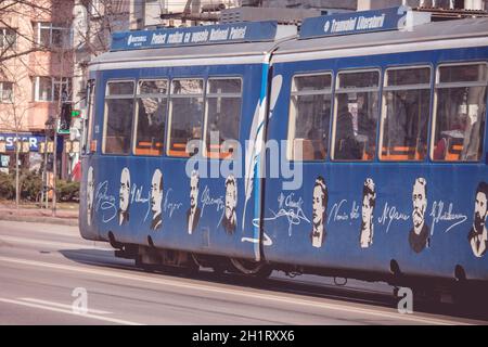 Iasi - Rumänien - 13. März 2021: Straßenbahn fährt auf der Straße Stockfoto