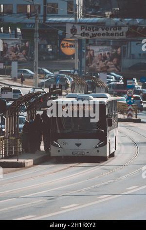 Iasi - Rumänien - 13. März 2021: Busbahnhof mit wartenden Leuten Stockfoto