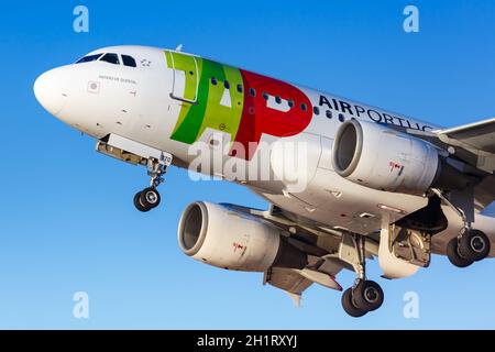 Faro, Portugal - 25. September 2021: TAP Air Portugal Airbus A319 am Flughafen Faro (FAO) in Portugal. Stockfoto