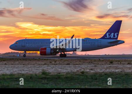 Faro, Portugal - 25. September 2021: SAS Scandinavian Airlines Airbus A320neo am Flughafen Faro (FAO) in Portugal. Stockfoto