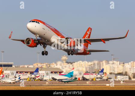 Faro, Portugal - 25. September 2021: EasyJet Airbus A320 am Flughafen Faro (FAO) in Portugal. Stockfoto