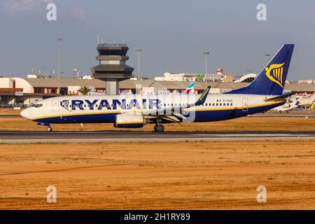 Faro, Portugal - 25. September 2021: Ryanair Boeing 737-800 Flugzeug am Flughafen Faro (FAO) in Portugal. Stockfoto
