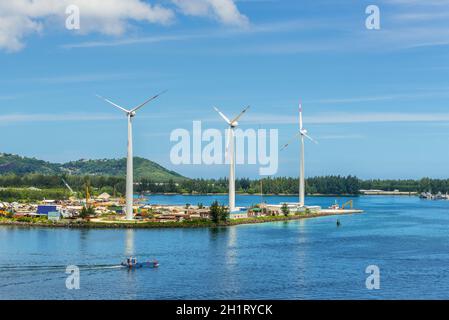 Victoria, Mahe, Insel, Seychellen - 17. Dezember 2015: Windräder erzeugen sauberen Strom in Victoria Hafen, Insel Mahe, Seychellen. Stockfoto