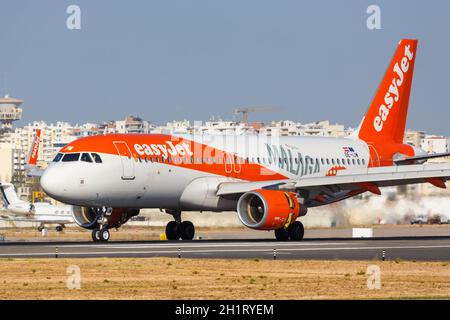 Faro, Portugal - 25. September 2021: EasyJet Airbus A320 am Flughafen Faro (FAO) in Portugal. Stockfoto