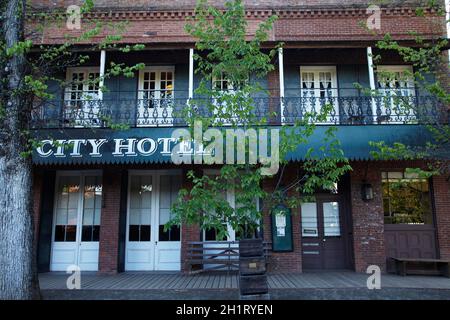 City Hotel (1856), Main Street, Columbia State Historic Park, Columbia, Tuolumne County, Sierra Nevada Foothills, California, USA Stockfoto