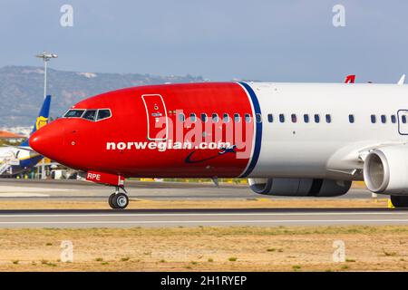 Faro, Portugal - 25. September 2021: Norwegisches Flugzeug der Boeing 737-800 am Flughafen Faro (FAO) in Portugal. Stockfoto