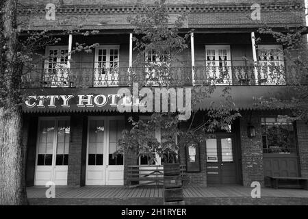 City Hotel (1856), Main Street, Columbia State Historic Park, Columbia, Tuolumne County, Sierra Nevada Foothills, California, USA Stockfoto