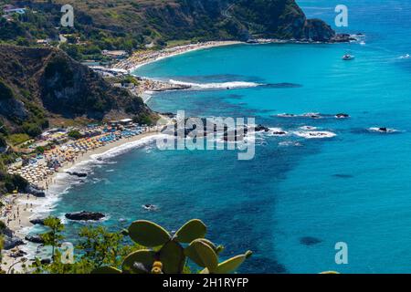 Felsklippe des Kaps Capo Vaticano mit Äolischen Inseln, Tyrrhenisches Meer, Kalabrien, Süditalien Stockfoto