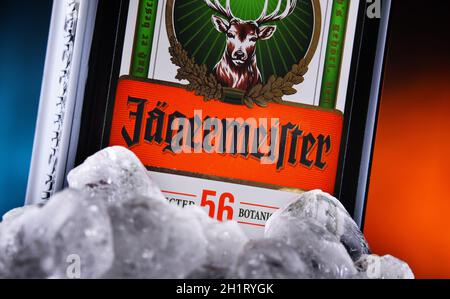 POSEN, POL - 22. JAN 2021: Flasche Jagermeister, deutscher Digestif aus 56 Kräutern und Gewürzen, dem Flaggschiff-Produkt der Mast-Jagermeister SE Stockfoto