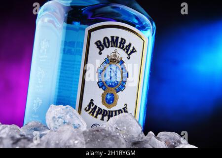 POZNAN, POL - JAN 22, 2021: Flasche Bombay Sapphire, eine Marke von Gin vertrieben von Bacardi. 1987 von International Destil auf den Markt gebracht Stockfoto