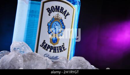 POZNAN, POL - JAN 22, 2021: Flasche Bombay Sapphire, eine Marke von Gin vertrieben von Bacardi. 1987 von International Destil auf den Markt gebracht Stockfoto