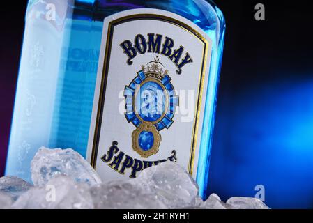 POZNAN, POL - JAN 22, 2021: Flasche Bombay Sapphire, eine Marke von Gin vertrieben von Bacardi. 1987 von International Destil auf den Markt gebracht Stockfoto