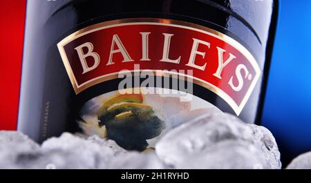 POZNAN, POL - 27. JAN 2021: Flasche Baileys Irish Cream, ein irischer Likör auf Whiskey- und Cremebasis, hergestellt von Gilbeys aus Irland. Marke ist derzeit Eigentümer Stockfoto