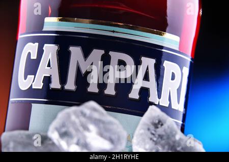 POZNAN, POL - 27. JAN 2021: Flasche Campari, ein alkoholischer Likör mit Kräutern und Früchten (einschließlich Chinotto und Cascarilla), erfunden 1860 b Stockfoto