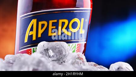 POZNAN, POL - JAN 27, 2021: Flasche Aperol, ein italienischer Aperitif aus Enzian, Rhabarber und Cinchona, Es wird von der Firma Campari hergestellt. Stockfoto