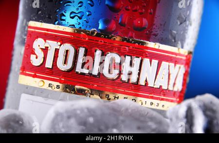 POSEN, POL - 28. JAN 2021: Flasche Stolichnaya, beliebte Marke des russischen Wodkas aus Weizen und Roggen Stockfoto