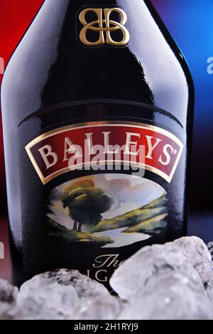 POZNAN, POL - 27. JAN 2021: Flasche Baileys Irish Cream, ein irischer Likör auf Whiskey- und Cremebasis, hergestellt von Gilbeys aus Irland. Marke ist derzeit Eigentümer Stockfoto