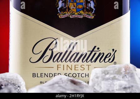 POZNAN, POL - 28. JAN 2021: Flasche Ballantine's, der zweitmeistverkaufte Scotch Whisky der Welt, produziert von Pernod Ricard in Dumbarton, Schottland Stockfoto