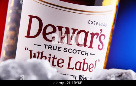 POZNAN, POL - 28. JAN 2021: Bottle of Dewars, eine Marke von Whisky im Besitz von Bacardi, dem weltweit meistausgezeichneten Blended Scotch Stockfoto