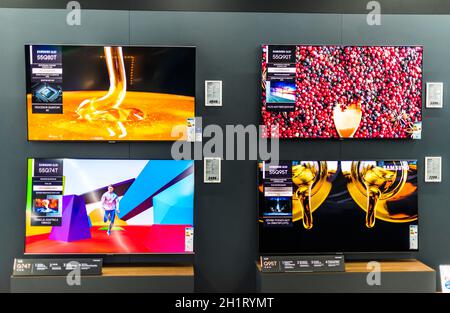 POZNAN, POL - 24. FEB 2021: Moderne Flachbildschirmfernseher von Samsung werden in einem Elektronikgeschäft zum Verkauf angeboten Stockfoto