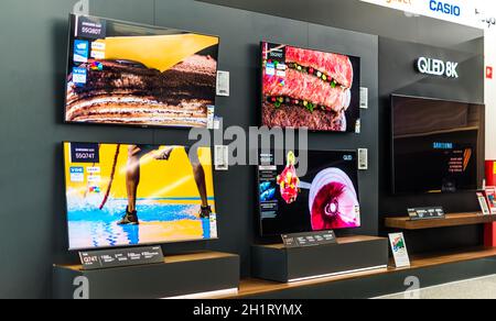 POZNAN, POL - 24. FEB 2021: Moderne Flachbildschirmfernseher von Samsung werden in einem Elektronikgeschäft zum Verkauf angeboten Stockfoto