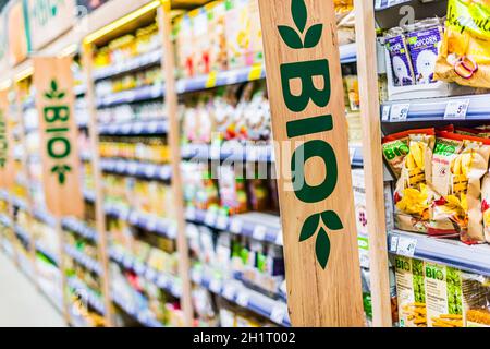 POZNAN, POL - MAR 17, 2021: Bio-Lebensmittel, die in einem Supermarkt zum Verkauf angeboten werden Stockfoto