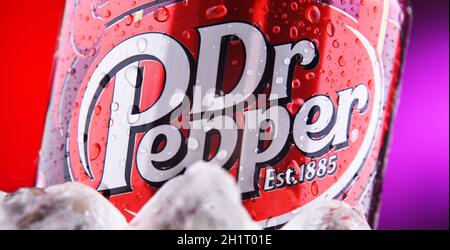 POZNAN, POLEN - 25. FEB 2021: Dose mit Dr Pepper, einem kohlensäurehaltigen Softdrink, das Charles Alderton in Waco, Texas, USA, in den 1880er Jahren schuf Stockfoto